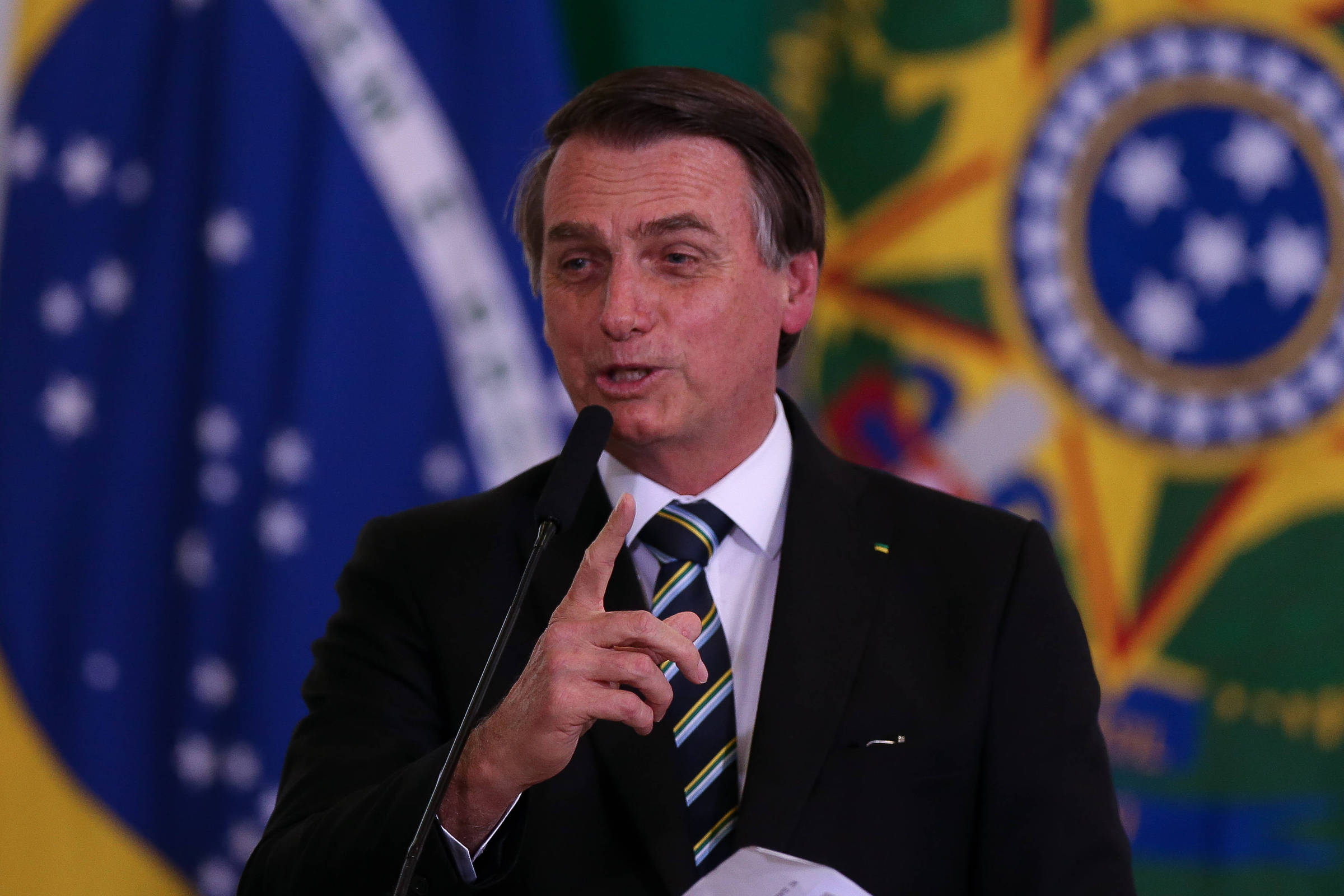 'Pretendo beneficiar um filho meu, sim', diz Bolsonaro sobre Eduardo